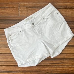 white denim shorts. ☀️
